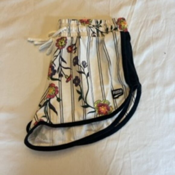 Women's Puma Floral Patterned Shorts Size Small - Picture 3 of 10
